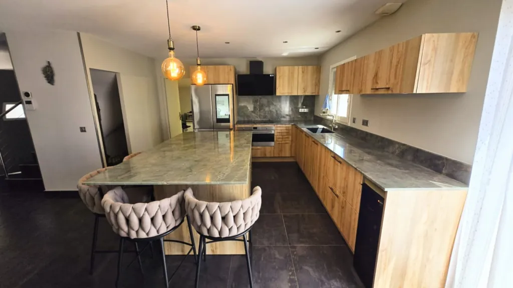Nouvelle Cuisine réalisée en Quartzite Jadore à Ambérieux