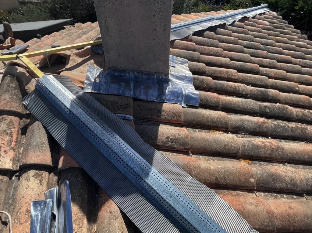 Rénovation d’une toiture de maison sur le Faîtage et le nettoyage de tuile sur Istres 13800 près de Martigues.