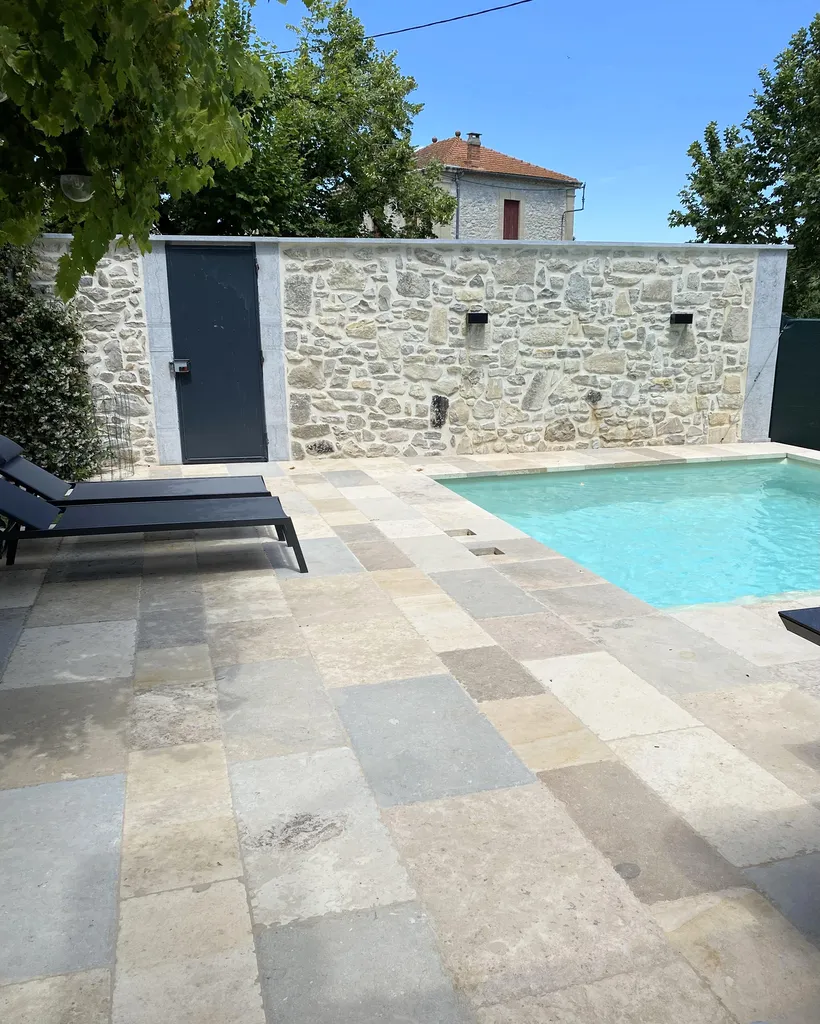 FRANCEPIERRE – Carrelage en Pierre Vieilli Haut de Gamme, Fabricant Français Expert et Vente Directe en Région Parisienne