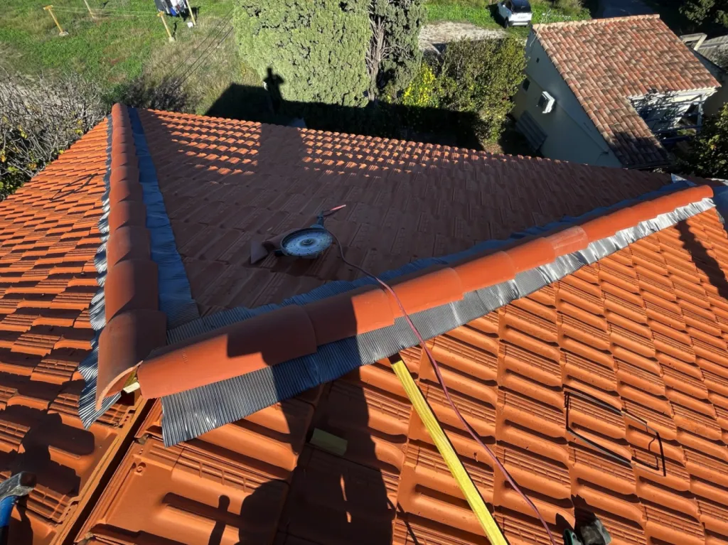 Intervention des couvreurs sur un changement de toiture de maison sur Châteauneuf-les-Martigues près de Martigues