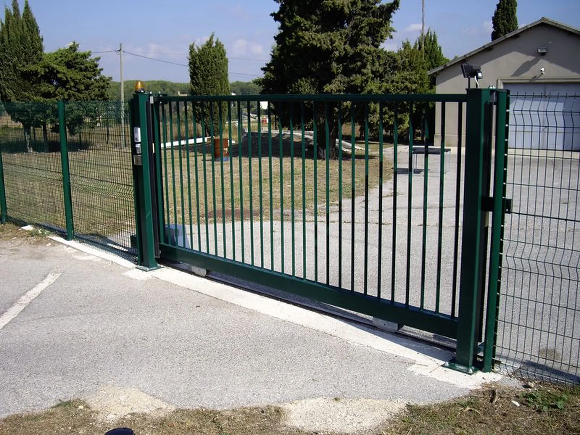 Exemple de portail coulissant installé par Terraplant sur un site industriel à Bouc Bel Air