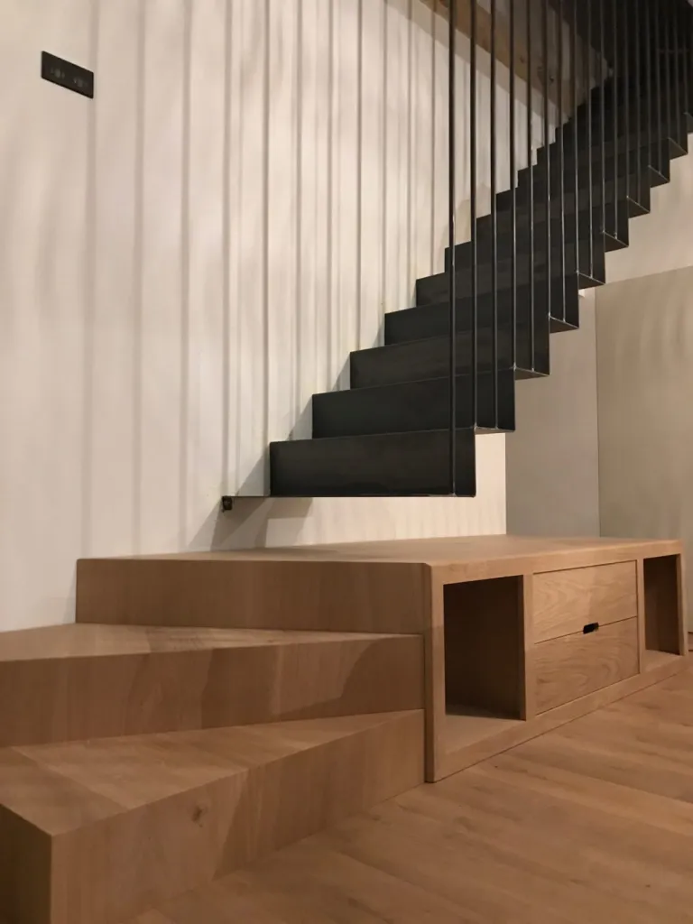 Création d'un escalier droit en acier sur-mesure et meuble quart tournant avec niche et rangement sur mesure en chêne