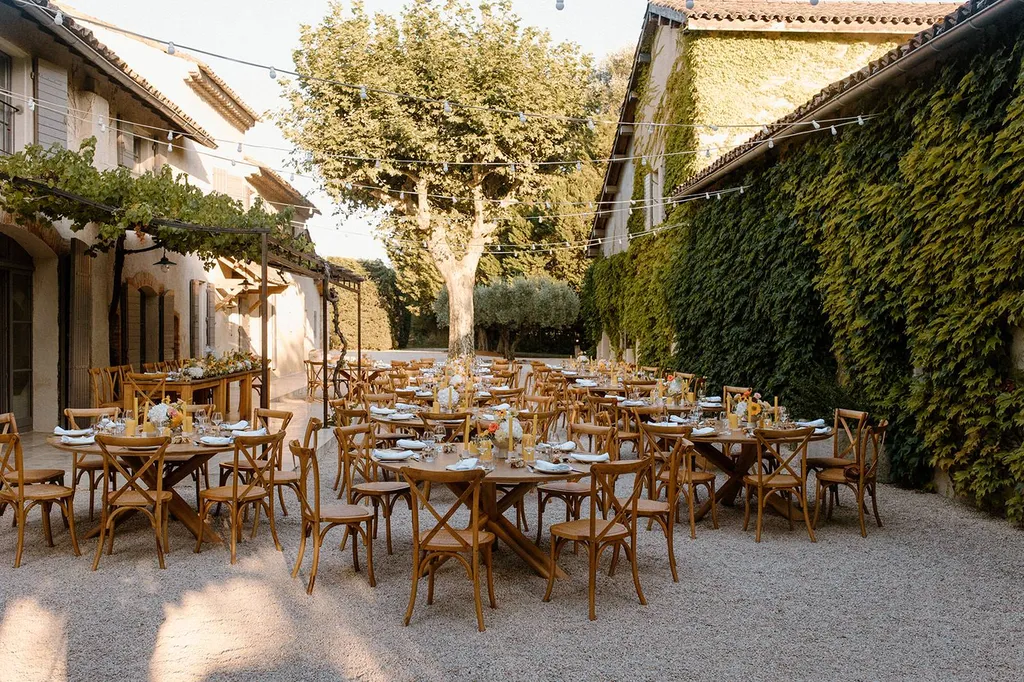 Diner de mariage en extérieur à Aix en Provence Photo Cabinet Poetique