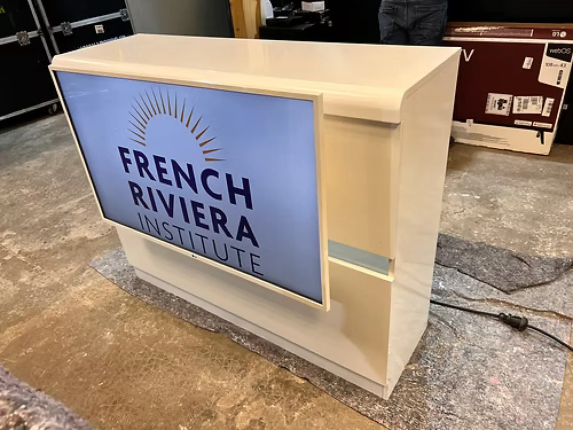 DESK BLANC AVEC ECRAN 43' 107CM DESK 3