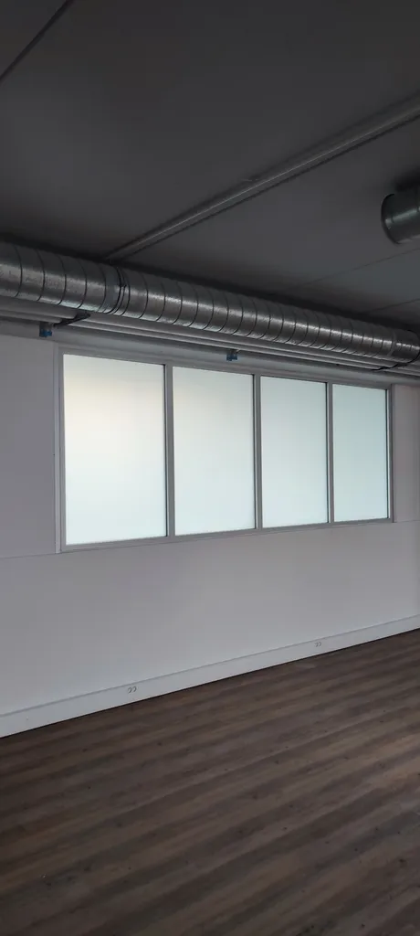  POSE DE FILMS OCCULTANT BLANC ANTI VIS A VIS  A MARIGNANE (13700) – Solution élégante pour préserver l’intimité des patients