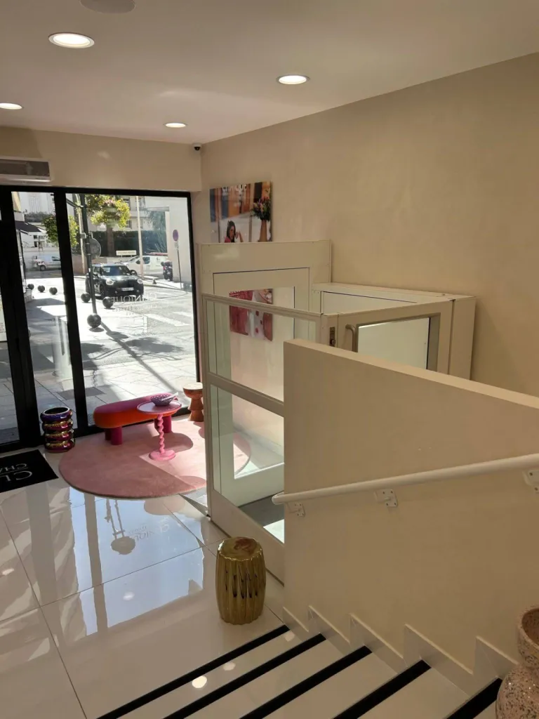 Pas facile, d'accéder à l'étage en fauteuil roulant, il existe des solutions Voyez avec Oval'Access à Cannes, Toulon, Avignon ou Marseille