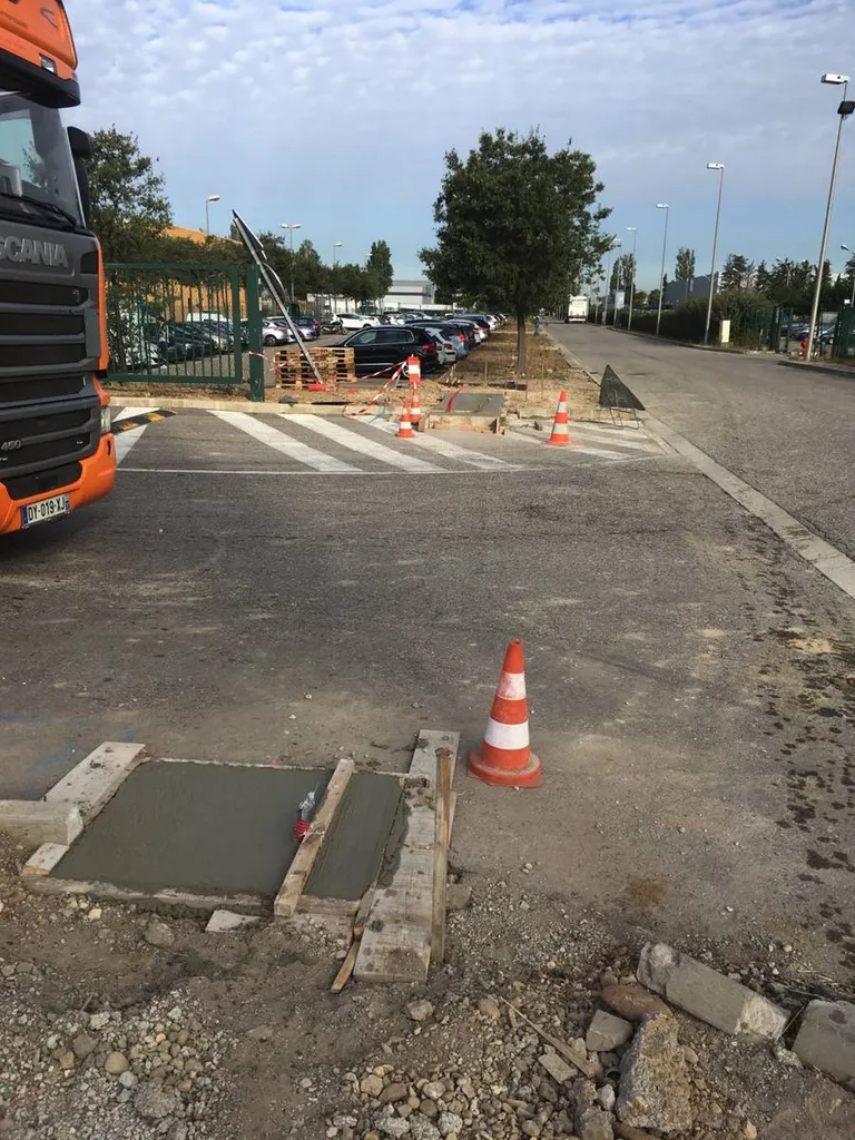 Réalisation d'un portail autoportant à Miramas - Massifs en béton