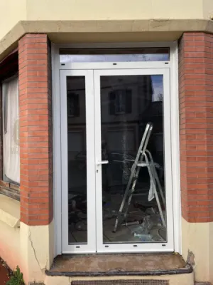 Pose d’une porte d’entrée vitrée en aluminium blanc pour local professionnel à Toulouse