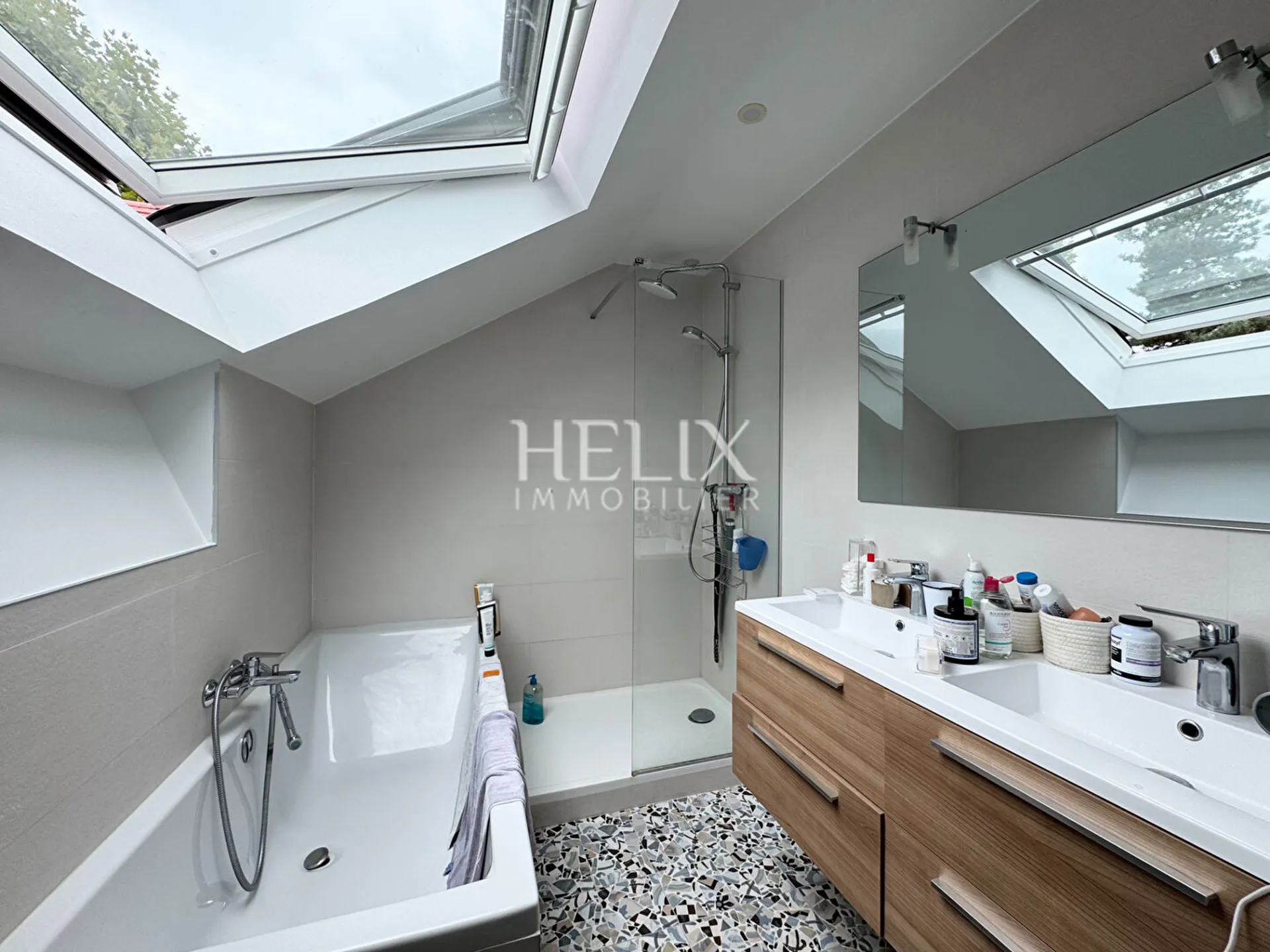 A vendre dans un quartier agréable et tranquille à Saint-Germain-en-Laye une jolie maison de 144 M² sur 3 niveaux avec jardin et sans vis à vis.