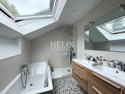 A vendre dans un quartier agréable et tranquille à Saint-Germain-en-Laye une jolie maison de 144 M² sur 3 niveaux avec jardin et sans vis à vis.