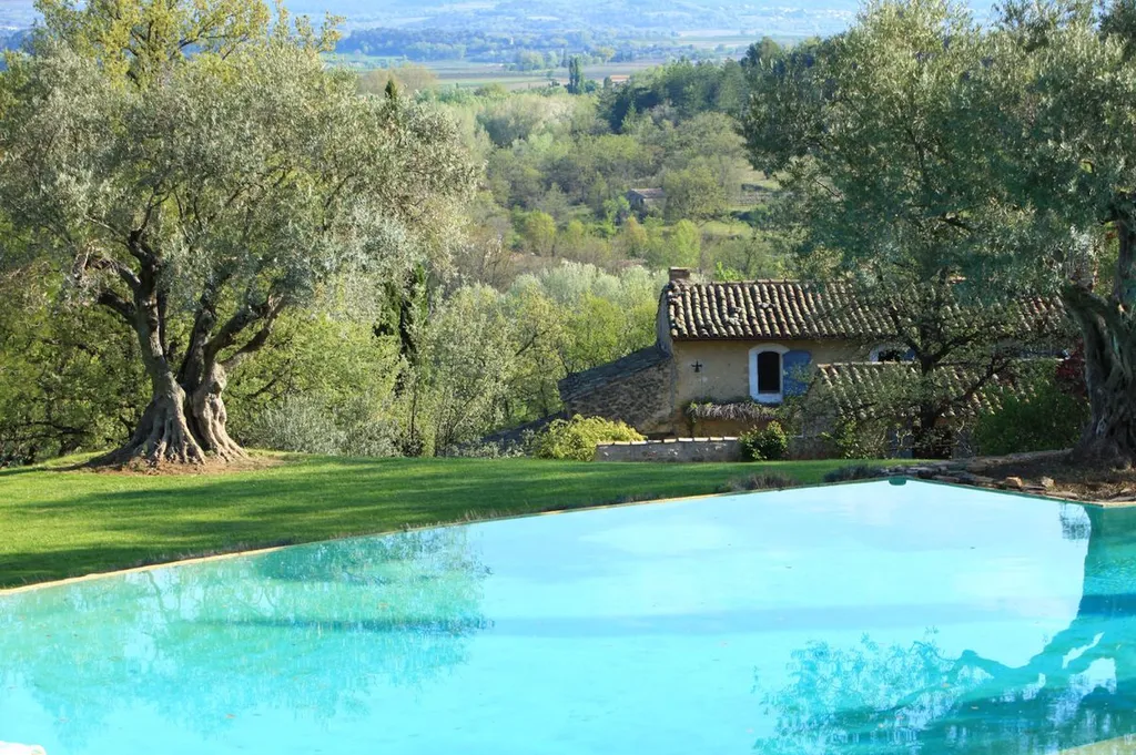 Piscine a débordement