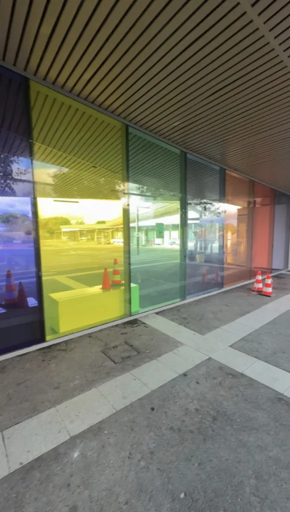Remplacement de vitrages Sécurit colorés sur une façade vitrée d'école primaire à Castelmaurou près de Toulouse