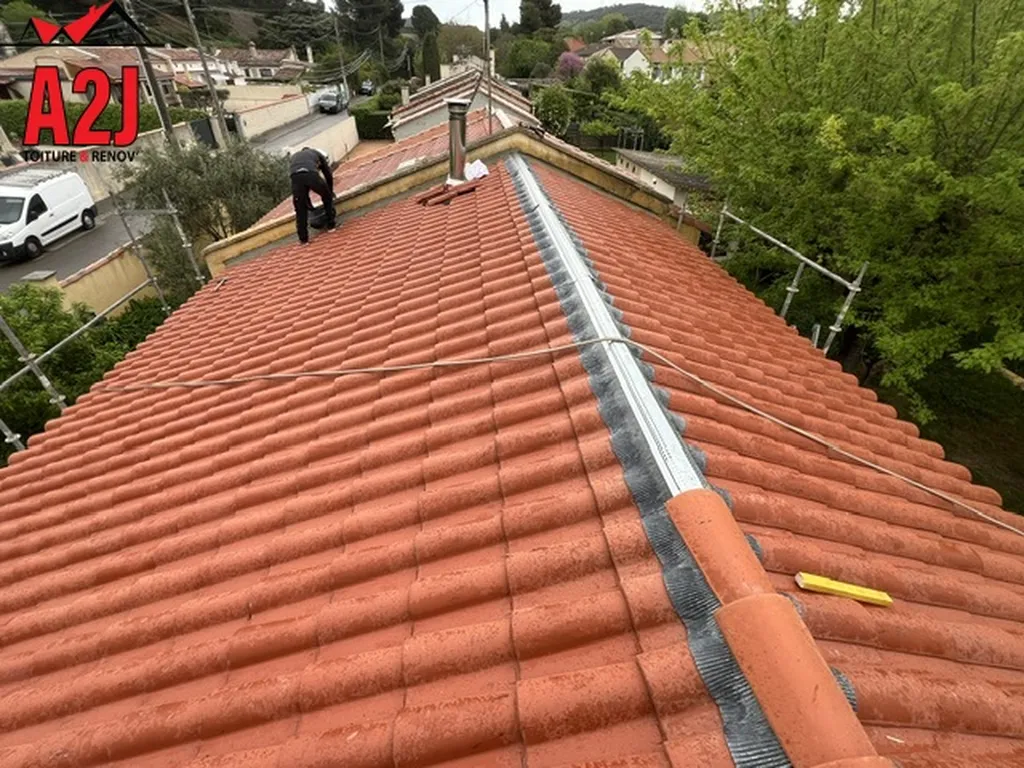 Pose du faîtage en closoir zinc ventilé