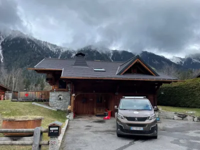 Toiture de montagne Tavaillon Metrotile Slide black Jérémy SImond Chamonix 1_2