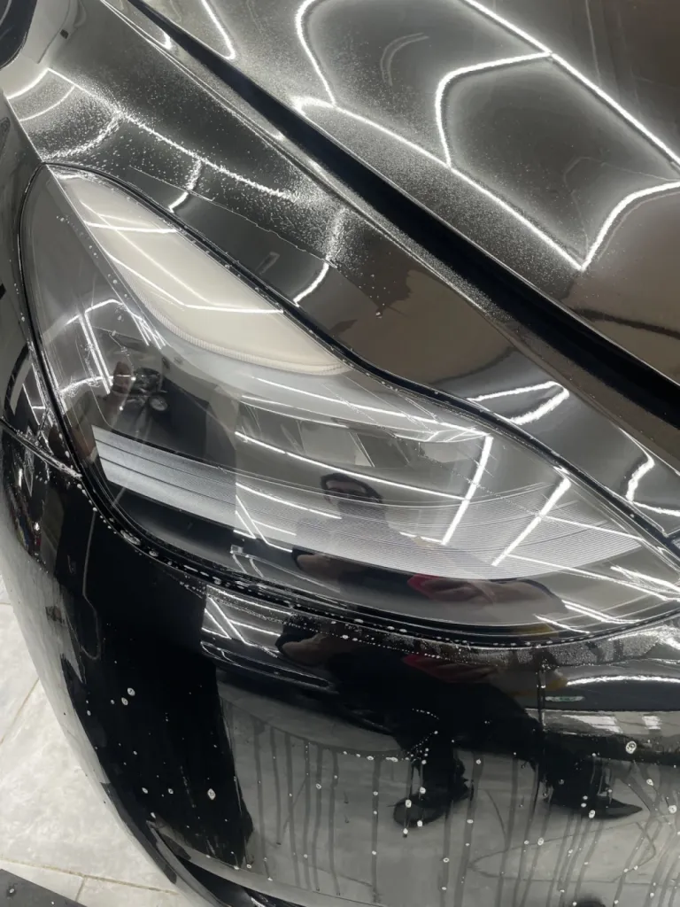 Pose de film teinté sur les phares et Optiques dans les Alpes-Maritimes, bas Riviera Detailing, avec notre PPF XPEL teinté.