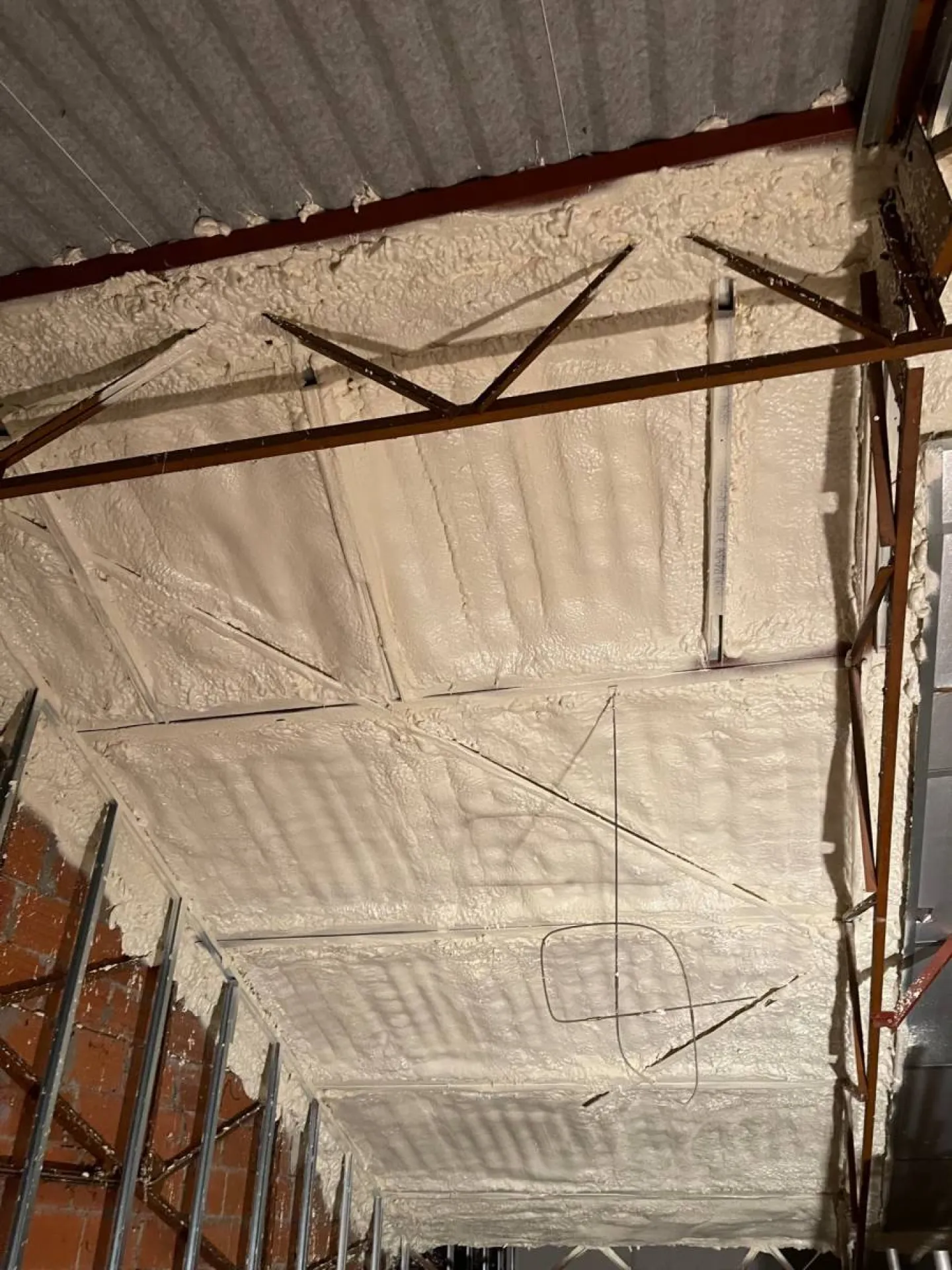 Isolation sous plaque fibro ciment ondulée d'un bâtiment industriel dans le Médoc