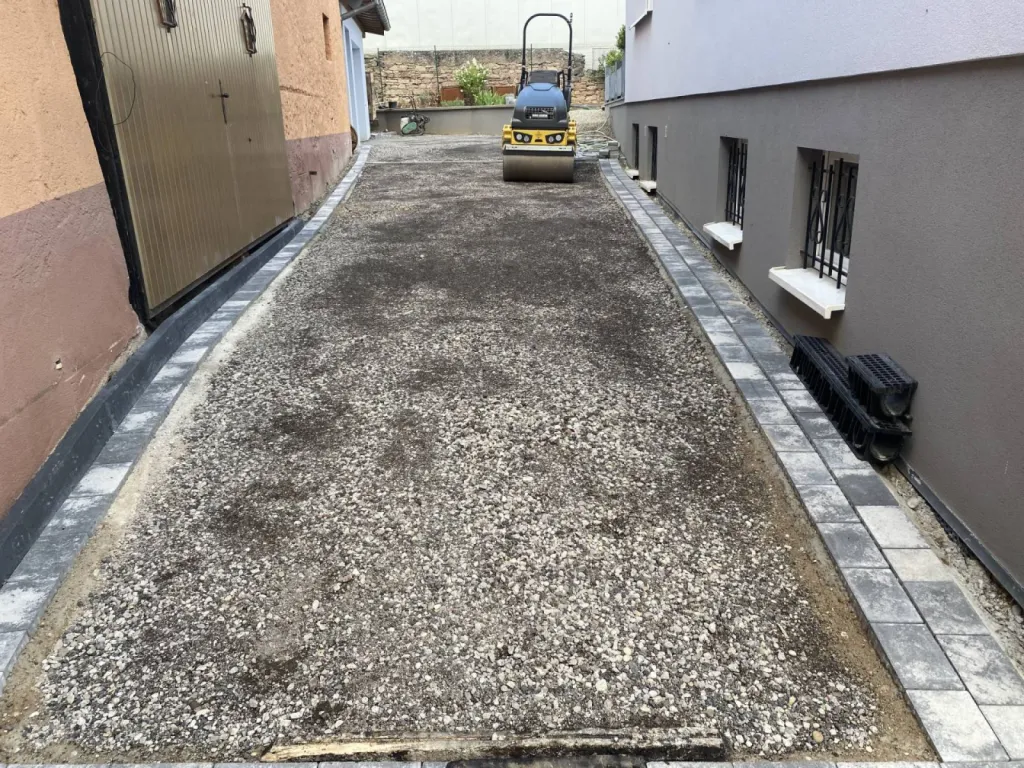 Préparation d'une allée en enrobé et pavé pour une maison à Strasbourg CLK 