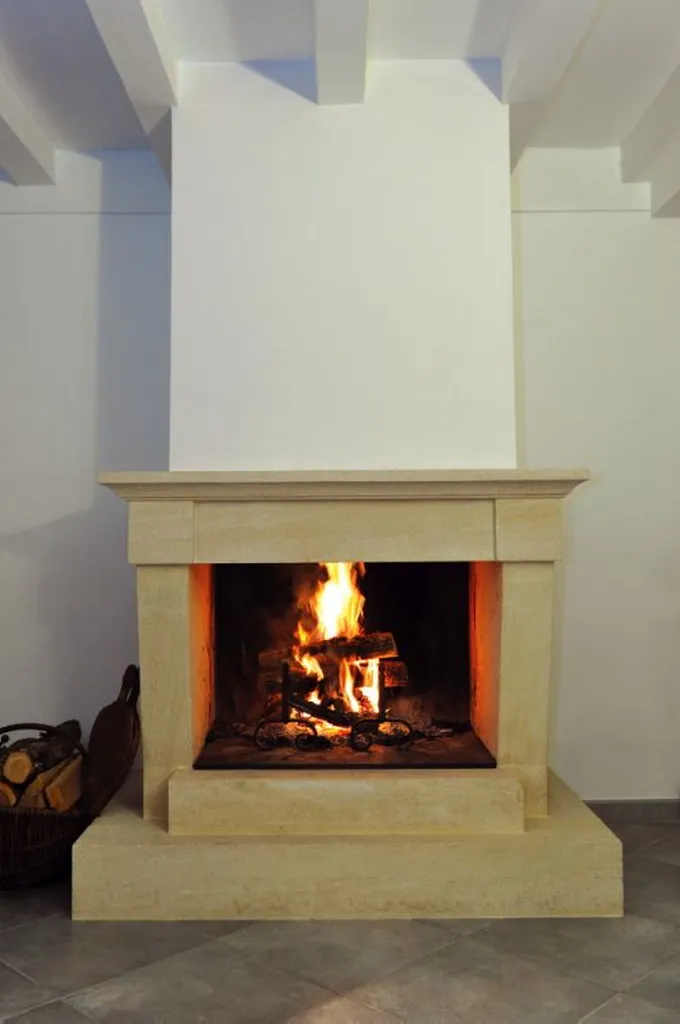 Cheminée classique sur mesure en pierre de Brétignac
