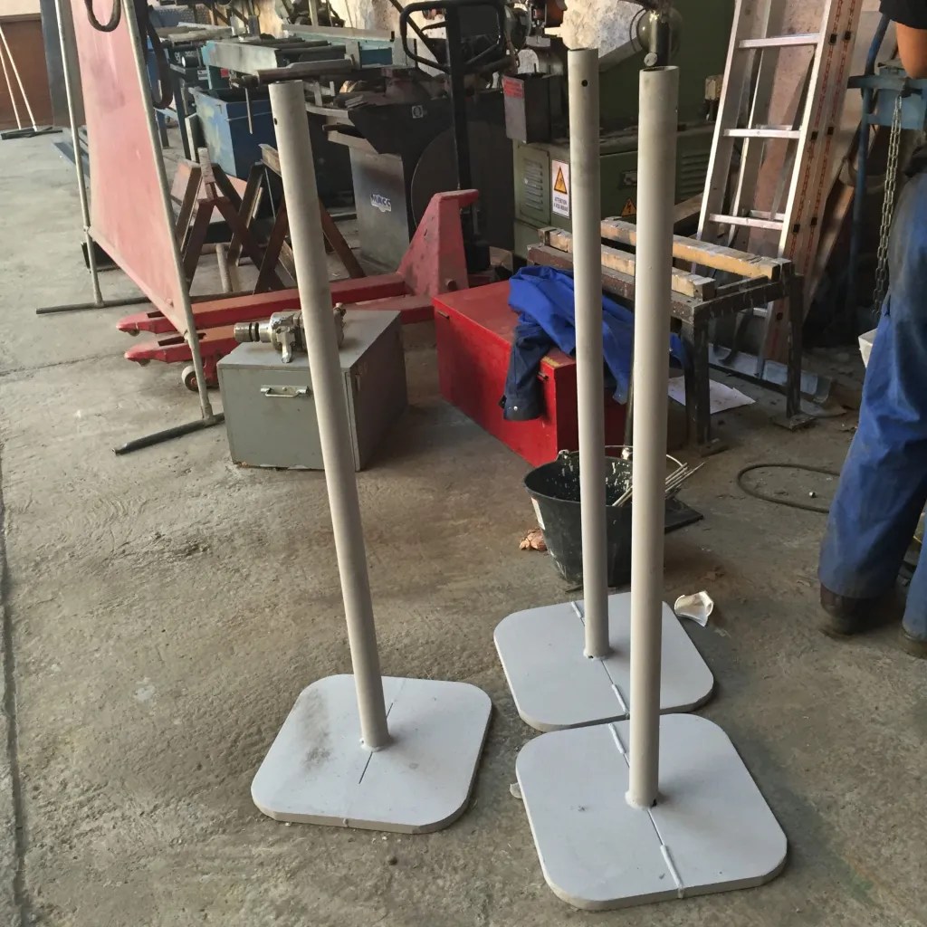 FABRICATION PIED DE PARASAL EN ACIER SUR MESURE POUR RESTAURANT A MARTIGUES 13