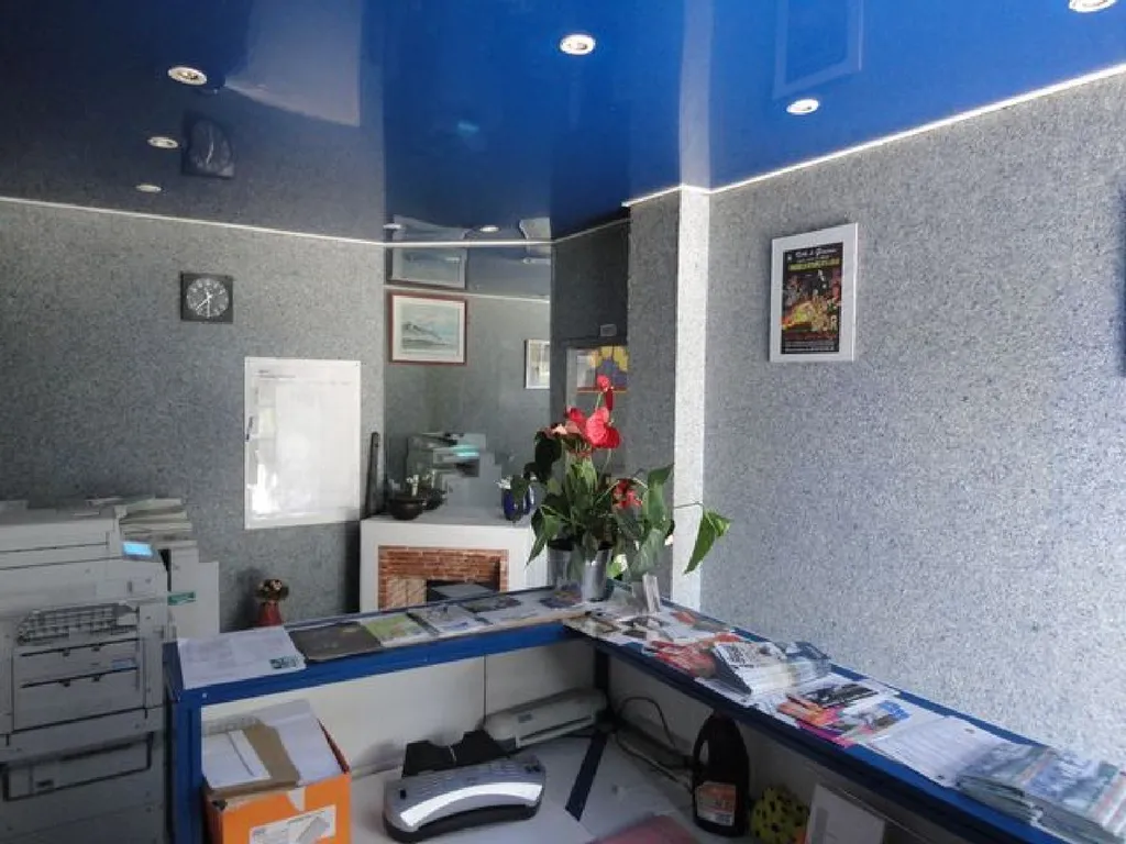 local commercial carnoux