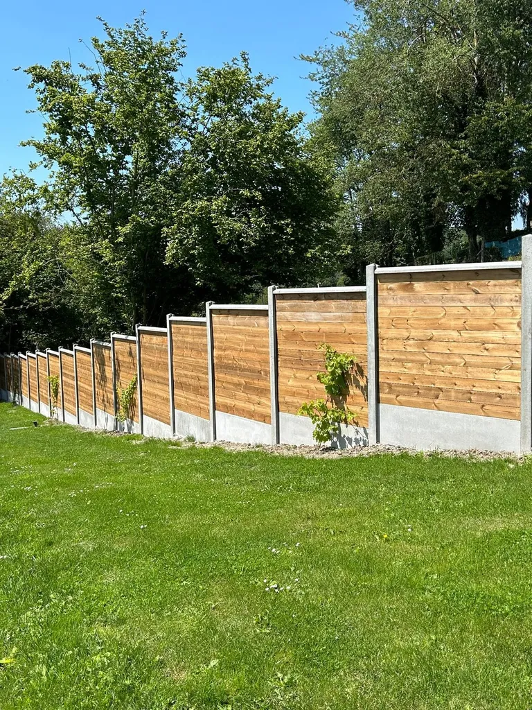 Installation de Clôture mixte béton bois, Panneaux de soubassement minéral et Palissades occultantes à Cormeilles dans l’Eure 27 et ses communes limitrophes de Normandie