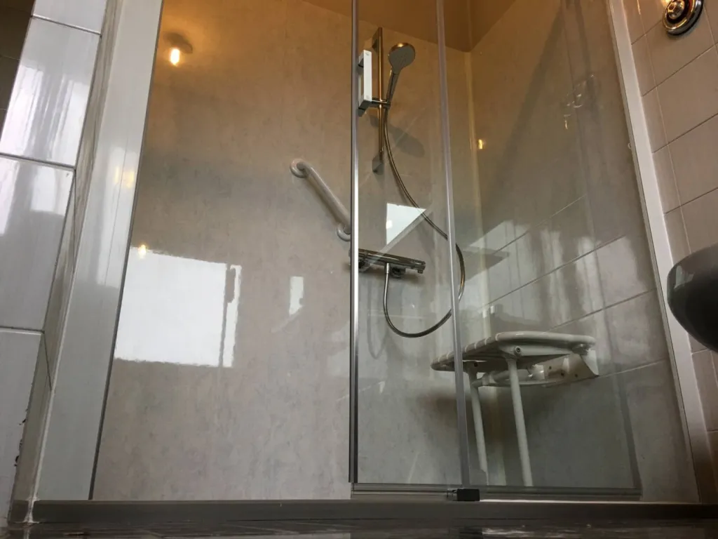 Remplacement baignoire par douche senior sécurisée