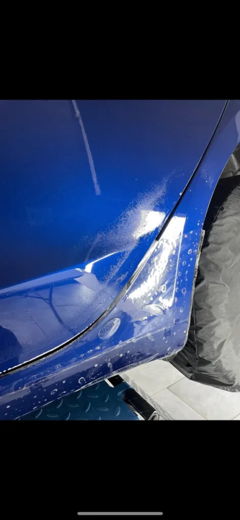 Pose d'un film de protection transparent sur cette Tesla Model 3 à Cannes 06