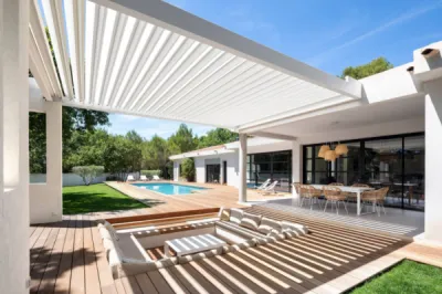 Pergola bioclimatique AERO installée par ROSSI à Saint-Cannat