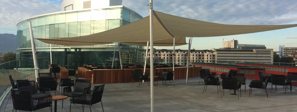 Voile d'ombrage rétractable pour restaurant 