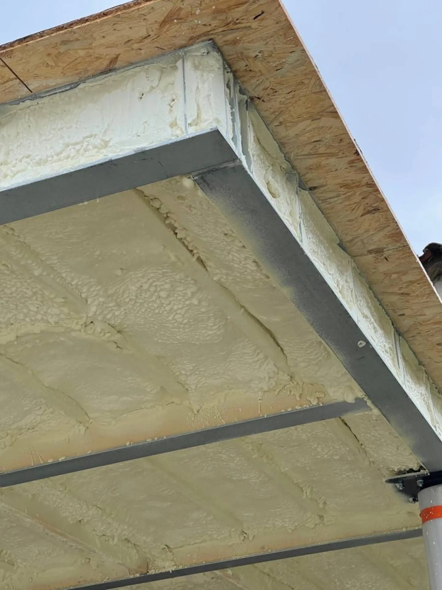 Isolation sous une structure métallique en extérieur à Libourne