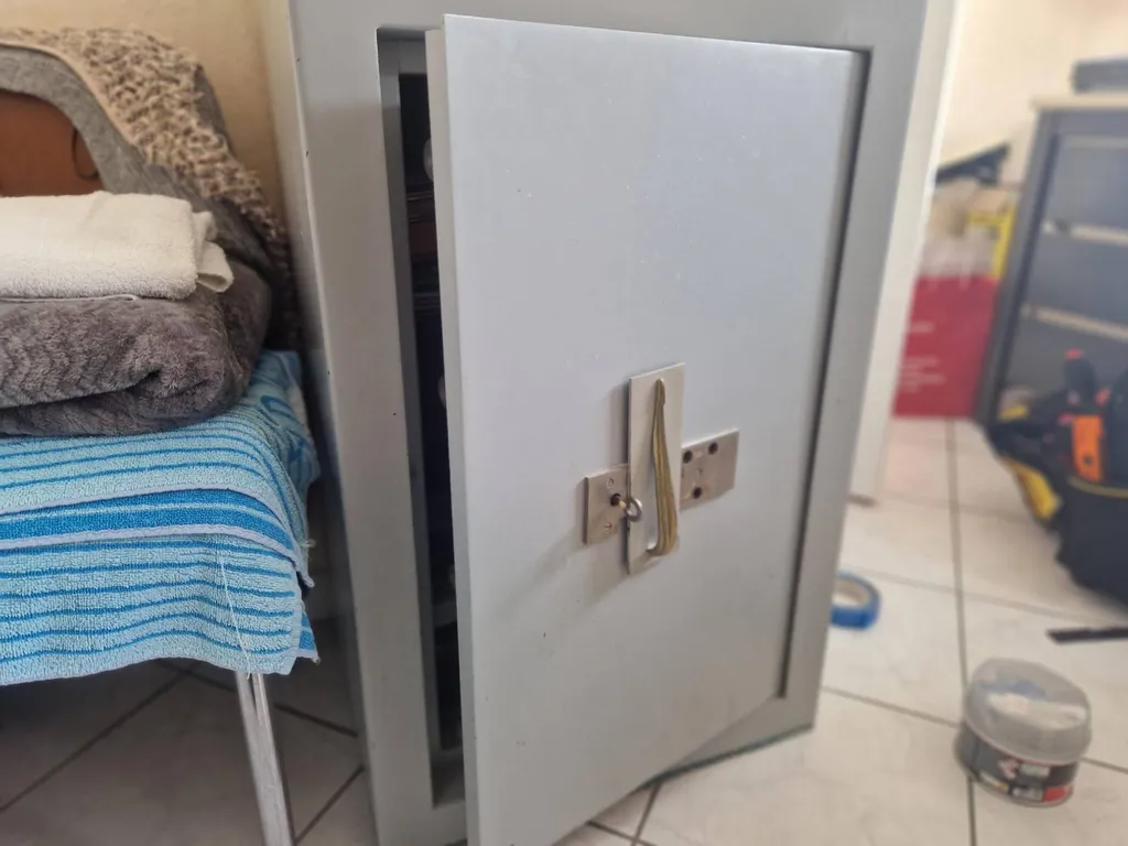 depannage d'un coffre-fort en train d'être réalisé sur Sotteville-lès-rouen