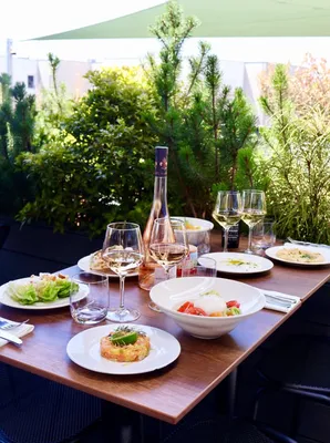 Privatiser un restaurant avec terrasse pour repas d’entreprise, anniversaire ou départ en retraite près d'Écully à Charbonnières les Bains