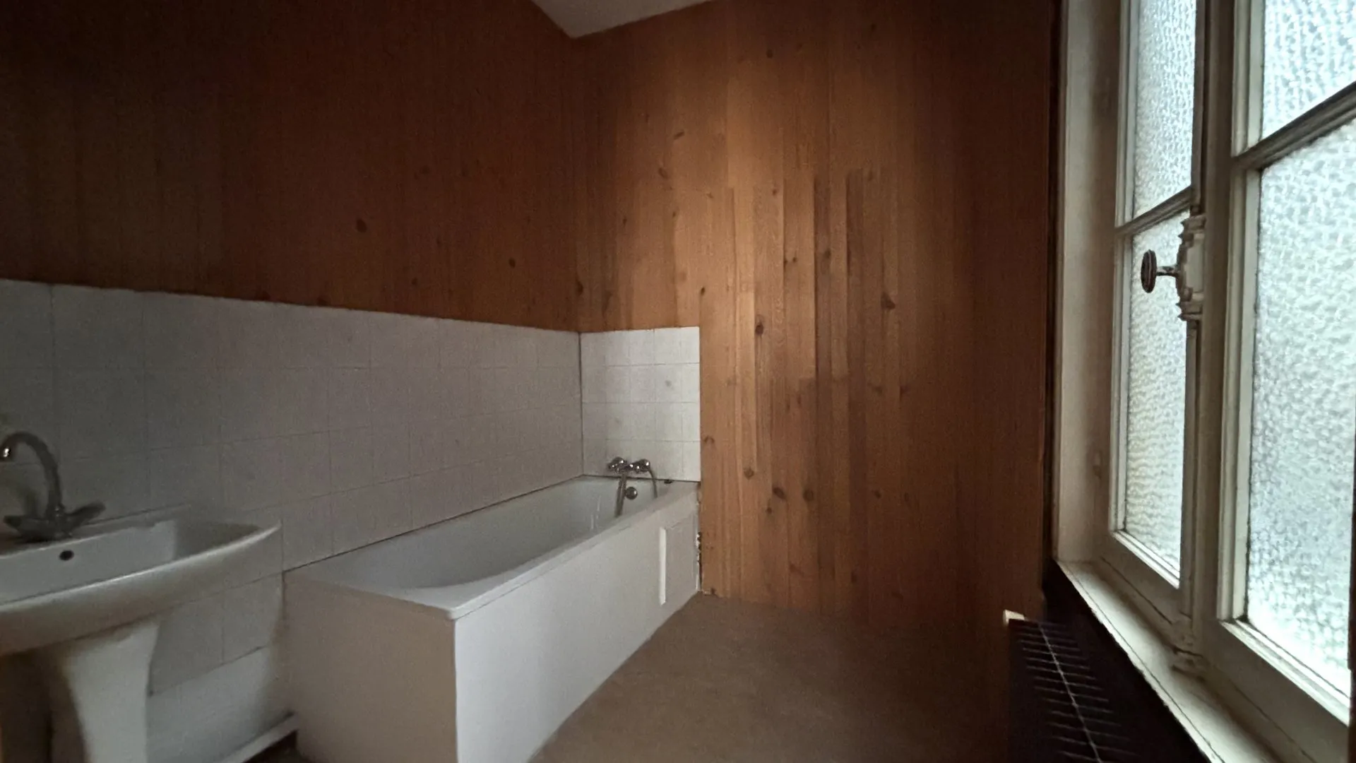 Immeuble en briques avec 6 niveaux, idéalement situé au cœur du centre-ville du Tréport, à rénover, Normandie (76).