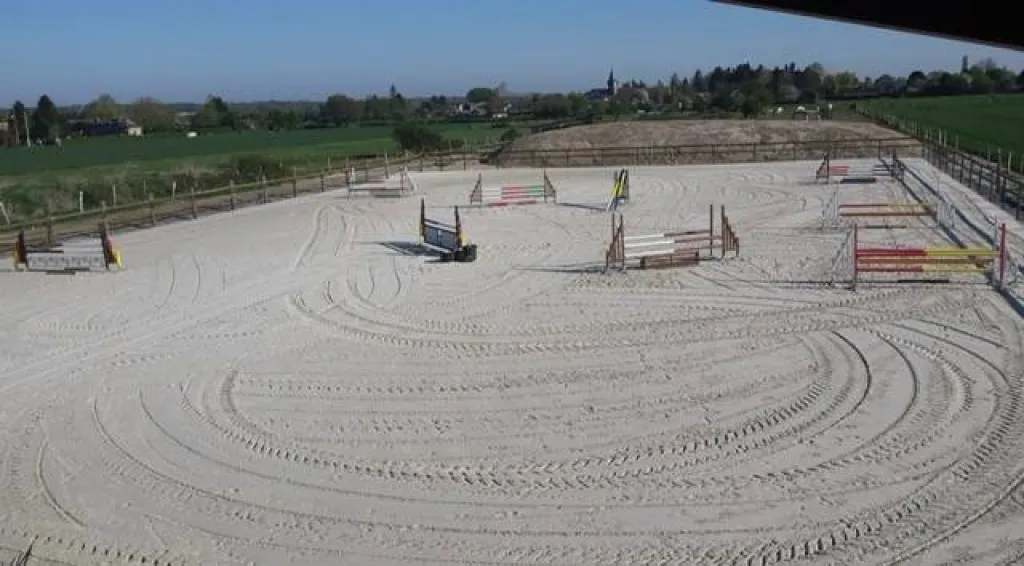 A vendre propriété équestre édifiée sur un terrain de 80 000 m² sur la commune de LES BAUX DE BRETEUIL 27160