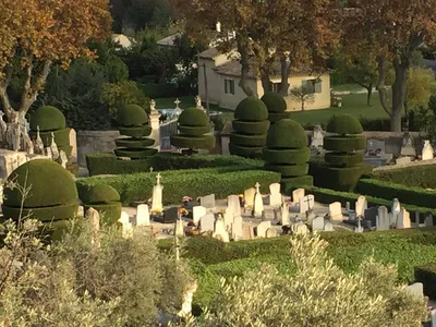 Carré Vert, jardinier professionnel, assure l'entretien des espaces publics dans les Alpilles, garantissant des paysages soignés et un cadre agréable pour tous
