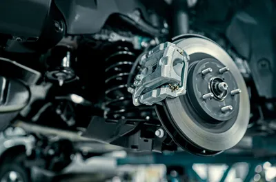 Changer les disques et les plaquettes de frein de votre voiture à Martigues