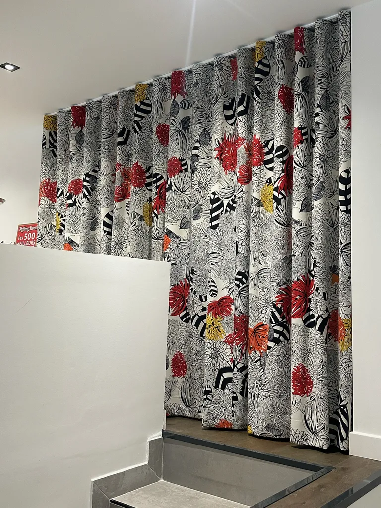 Ensemble de rideaux sur mesure en bord Saone, dans les monts d'or pour un intérieur coloré