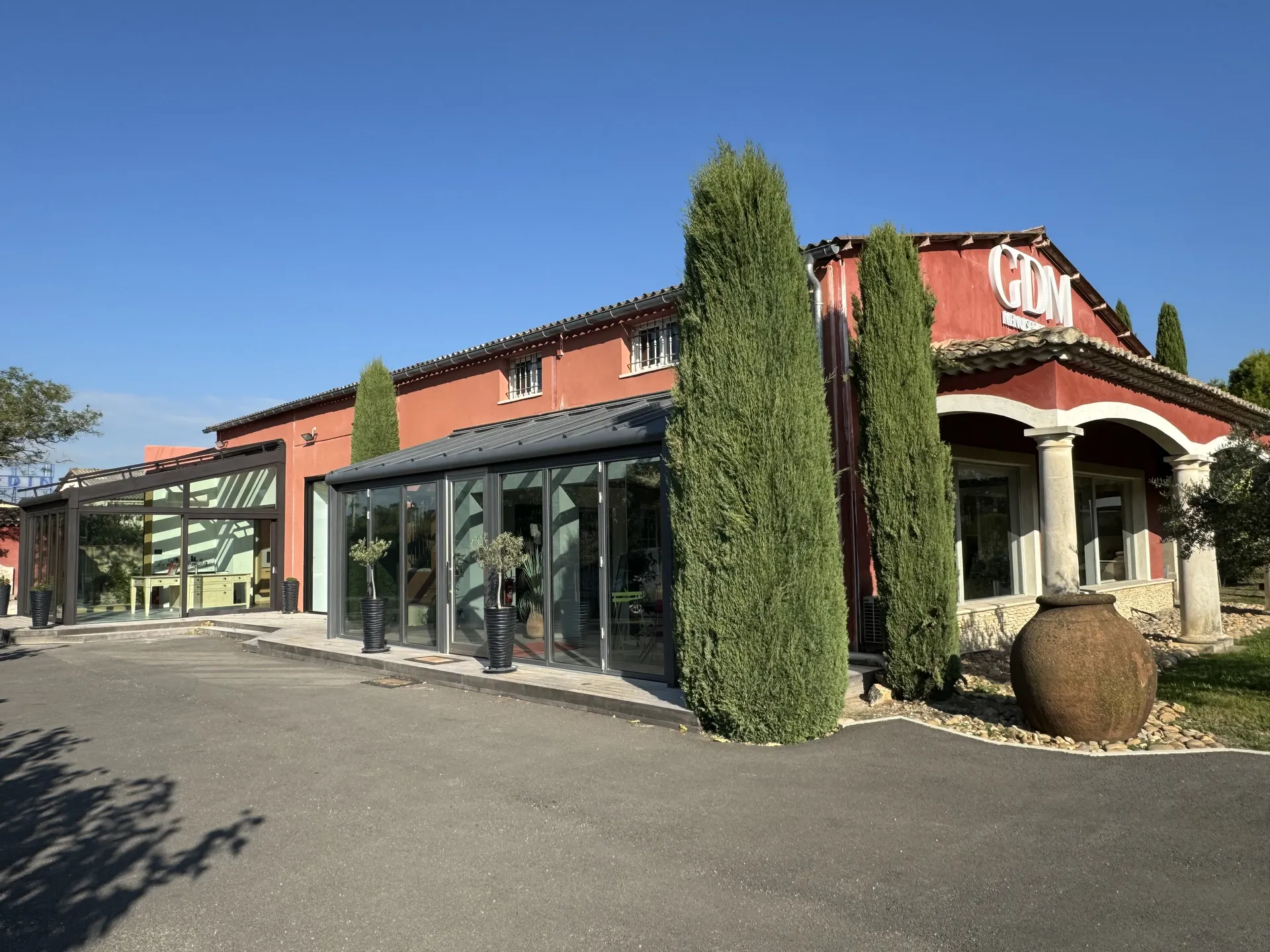 Une équipe passionnée, experte et engagée, au cœur de chaque projet de menuiserie minimaliste haut de gamme