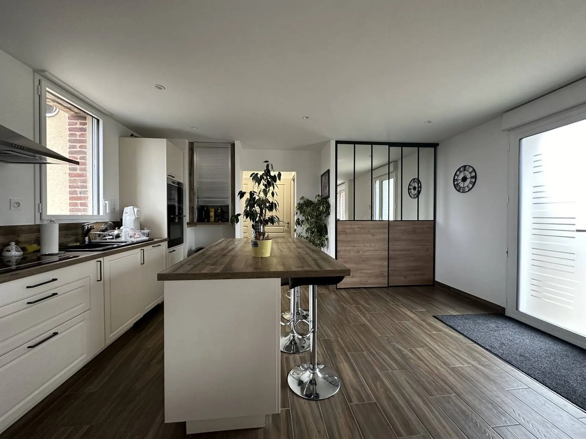 Ancienne écurie du XIXe siècle, rénovée, d’une superficie habitable de 153,67 m² sur son terrain de 1 157 m² clos, à proximité d'Offranville, Seine Maritime, 76.