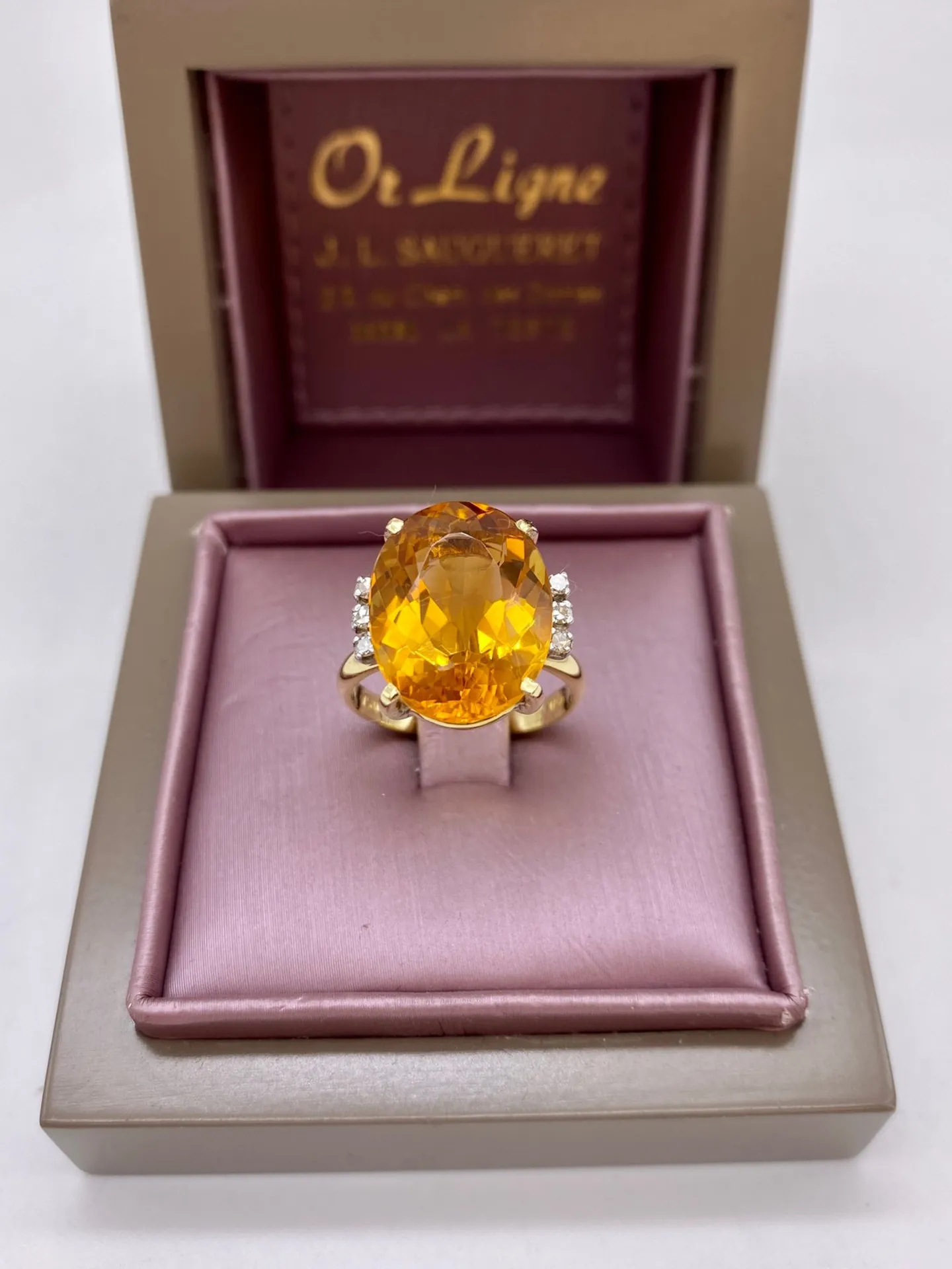 Bague en or 750/1000ème opale de feu ovale et diamants en dépôt vente chez Or Ligne à La Teste sur le Bassin d'Arcachon