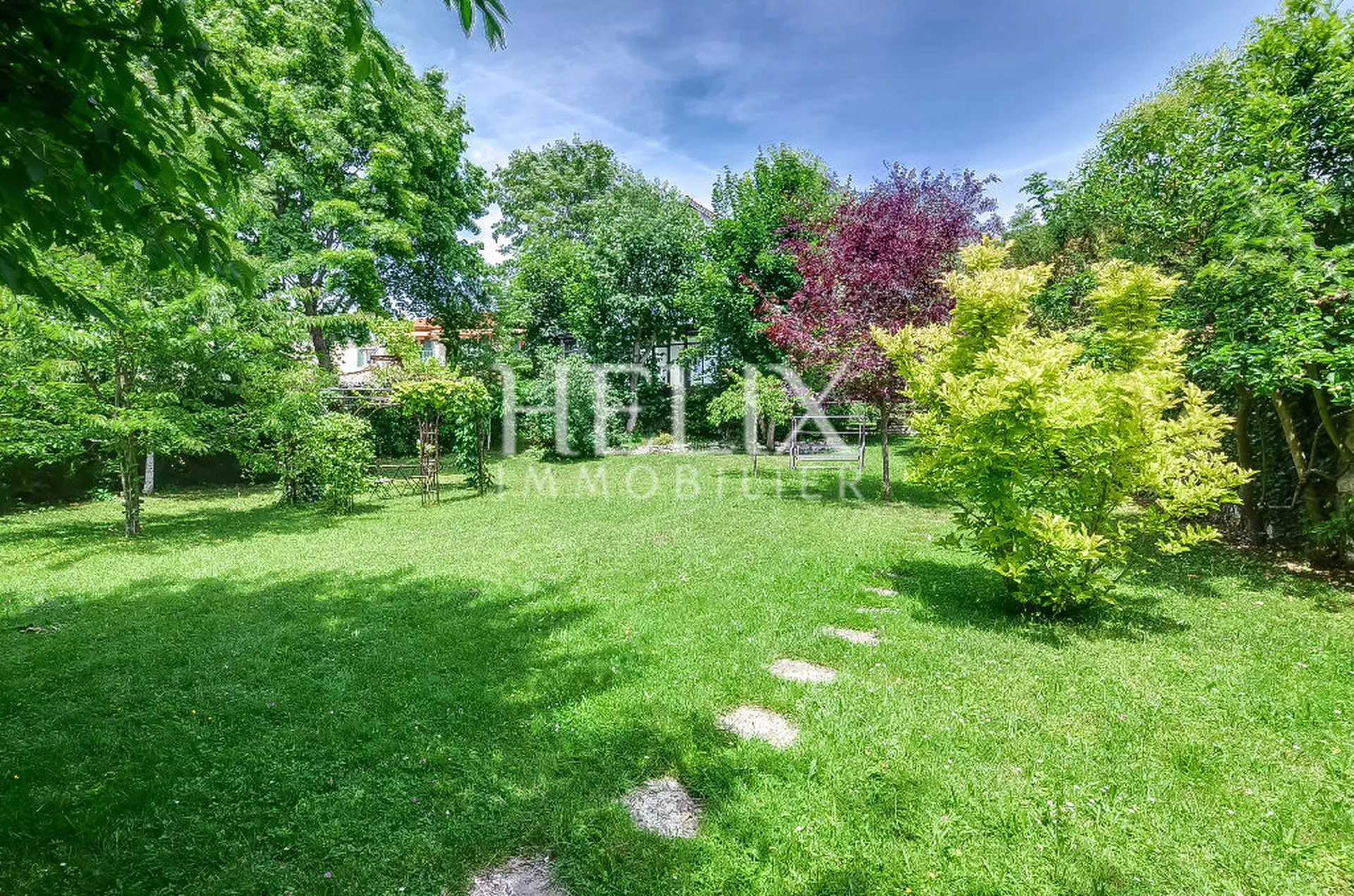 Propiedad 290 m² con un jardín de 1100 m²