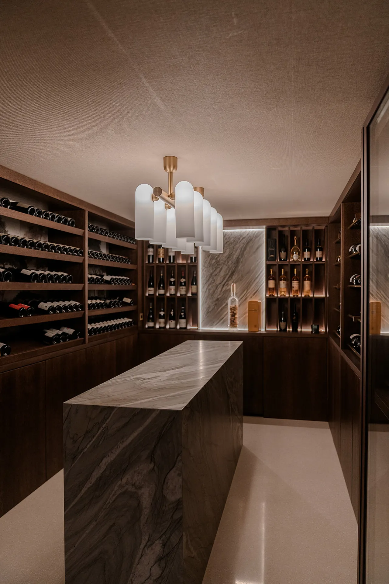 Cave à vin sur mesure en chêne massif au design contemporain à Veyrier-du-Lac en Savoie