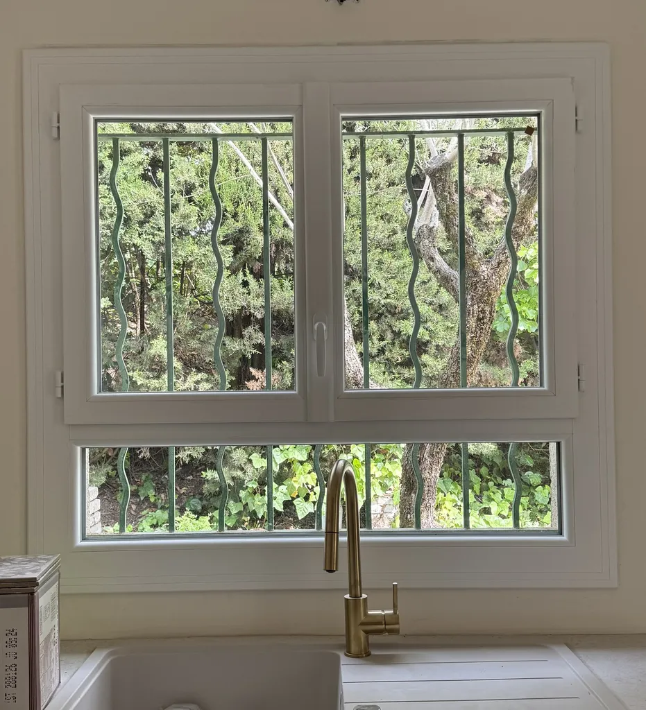 Fenêtre PVC bicolore avec soubassement vitré en rénovation à Contes.