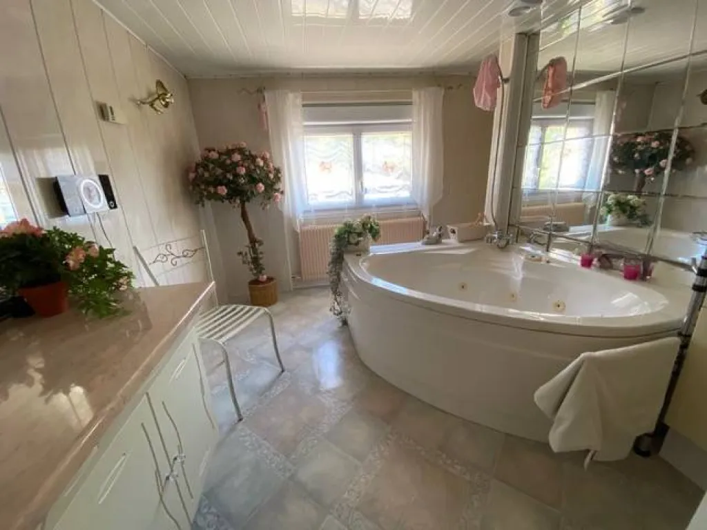 A acheter, superbe maison familiale de 130m² env., 6 chambres avec sous sol et grand jardin sur la commune de TOURVILLE LA RIVIÈRE 76410