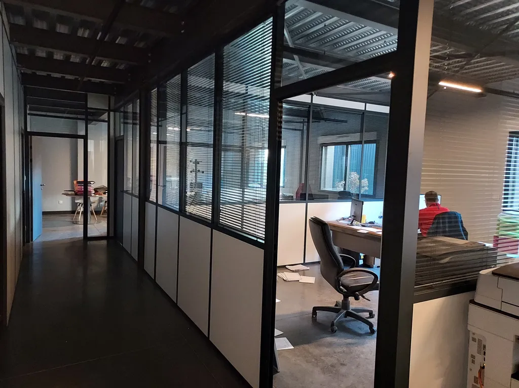 Pose de cloison chez solartec à Fareins