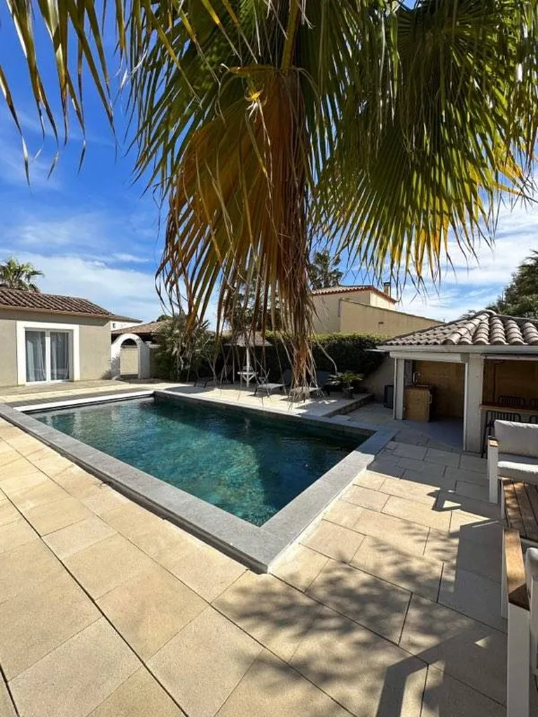 MARGELLES DE PISCINE EN PIERRE NATURELLE DE CASTELLA GRISE / CENIA AZUL FINITION FLAMMEE