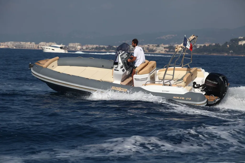 Louer un bateau à moteur sur la Côte d'Azur à Bandol