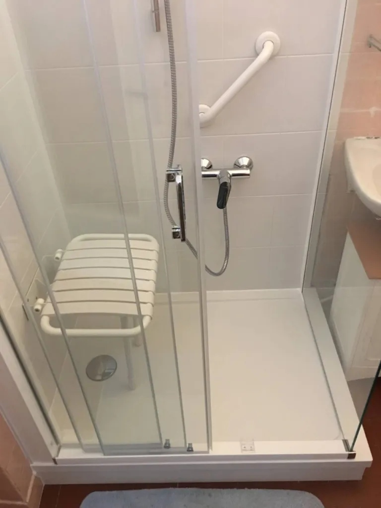 Remplacement baignoire par douche sécurisée senior