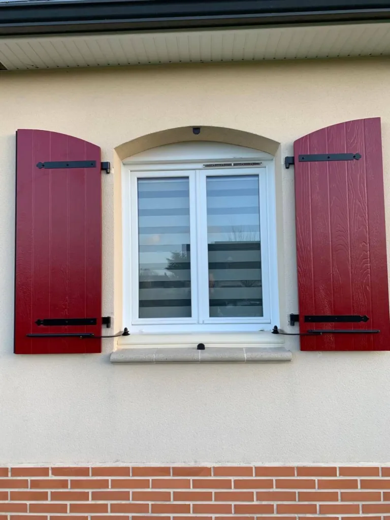 Réalisation de pose de volets battants en fibre résine isolants secteur Cauville-sur-Mer proche Criquestot l'Esneval (76)