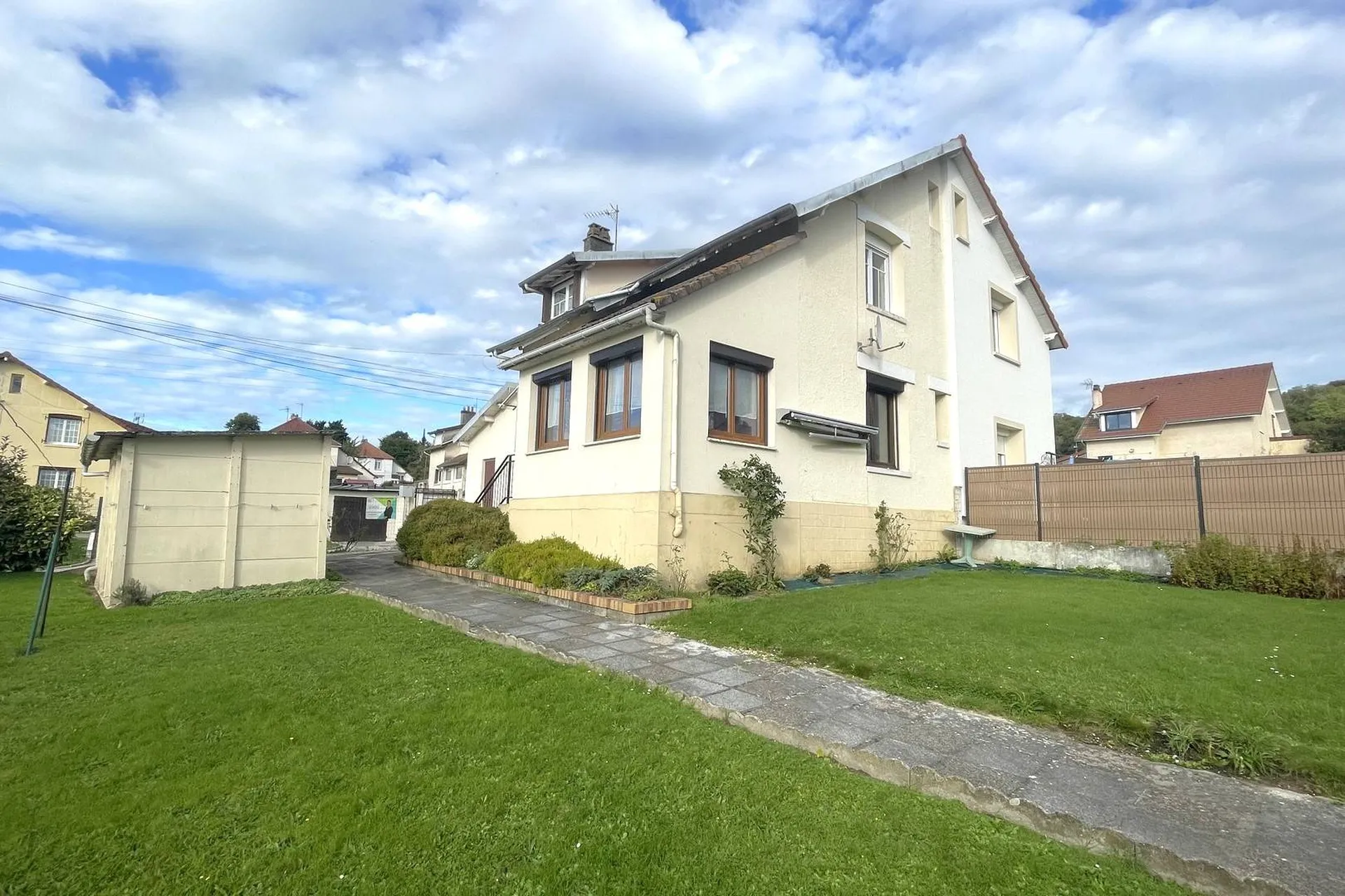 Maison mitoyenne située à Arques-La-Bataille, d’une superficie habitable de 81,24 m², bâtie sur son terrain de 410 m², Seine Maritime, 76